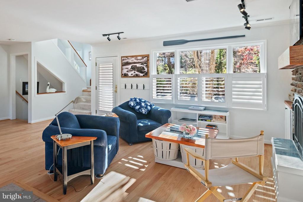 Image 13 of property listing at 1812 SHORE DR, Annapolis, MD 21401