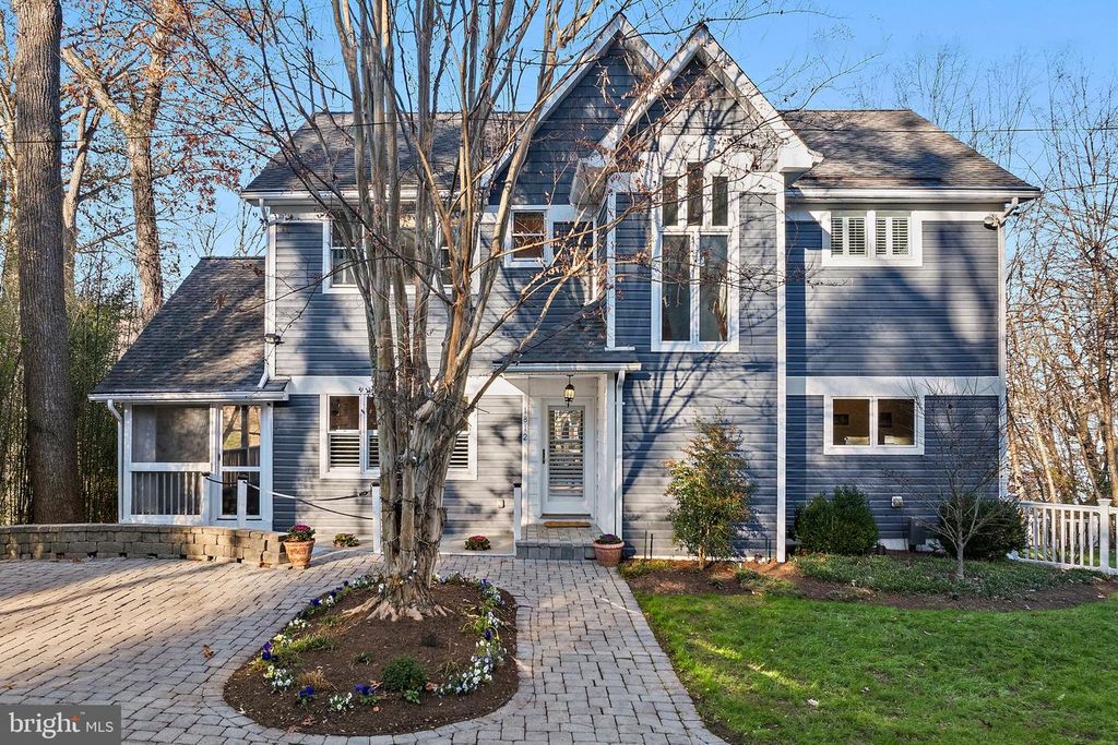 Image 2 of property listing at 1812 SHORE DR, Annapolis, MD 21401