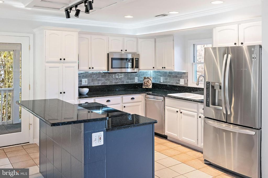 Image 18 of property listing at 1812 SHORE DR, Annapolis, MD 21401