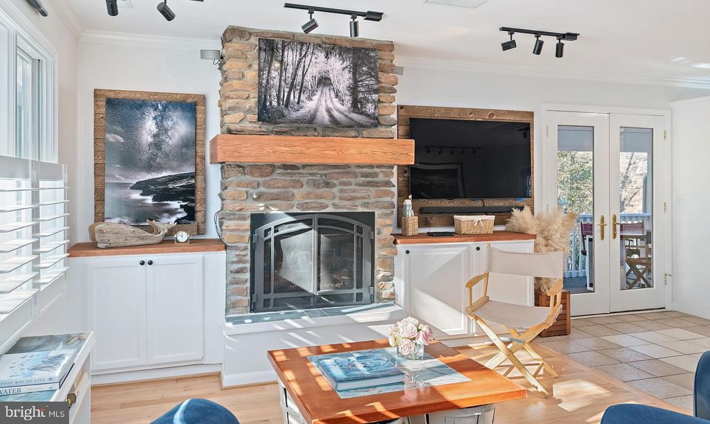 Image 19 of property listing at 1812 SHORE DR, Annapolis, MD 21401