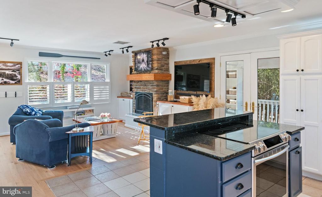 Image 22 of property listing at 1812 SHORE DR, Annapolis, MD 21401