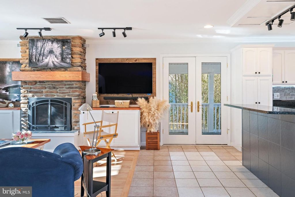 Image 24 of property listing at 1812 SHORE DR, Annapolis, MD 21401