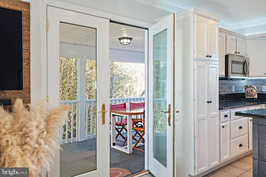 Image 25 of property listing at 1812 SHORE DR, Annapolis, MD 21401