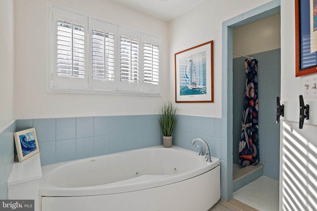 Image 42 of property listing at 1812 SHORE DR, Annapolis, MD 21401