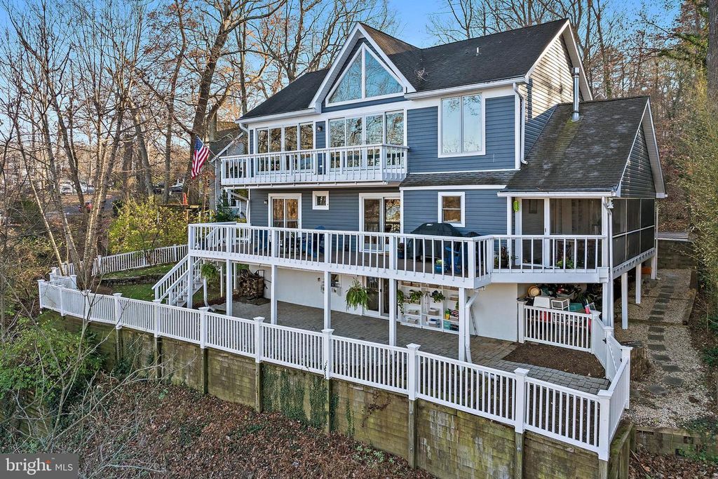 Image 4 of property listing at 1812 SHORE DR, Annapolis, MD 21401