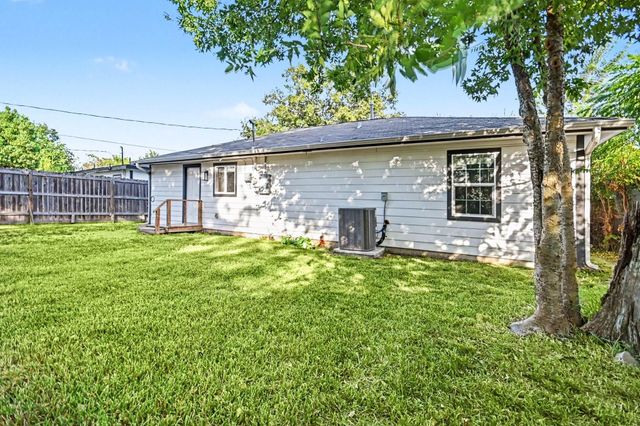 7346 Okinawa Road, Houston, TX 77033