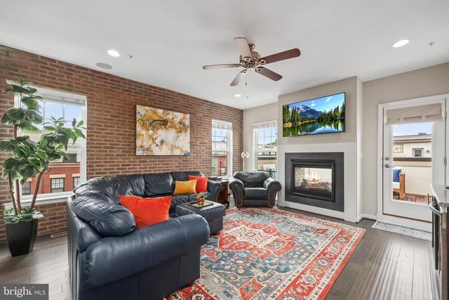 400 IRONSIDES SQ SE, Leesburg, VA 20175