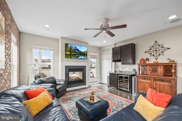 400 IRONSIDES SQ SE, Leesburg, VA 20175