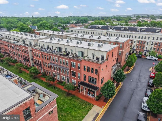 400 IRONSIDES SQ SE, Leesburg, VA 20175