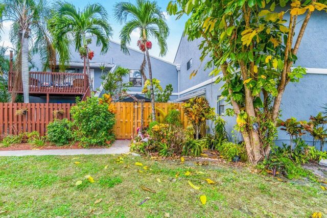 16 Crossings Circle D, Boynton Beach, FL 33435