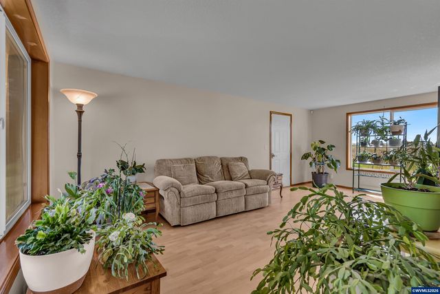 1299 Elana Dr, Woodburn, OR 97071