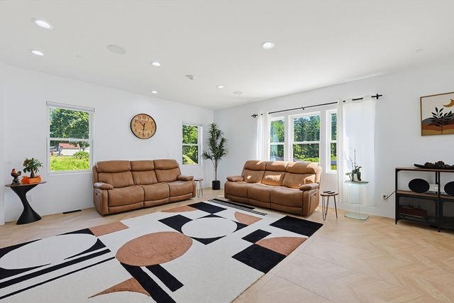2 Vine St, Wrentham, MA 02093