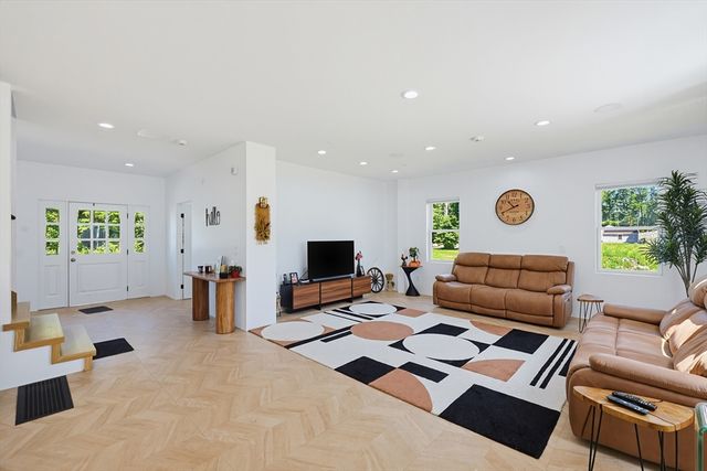 2 Vine St, Wrentham, MA 02093
