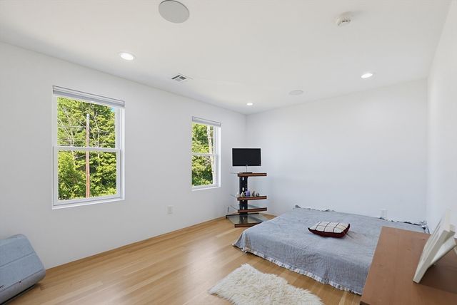 2 Vine St, Wrentham, MA 02093