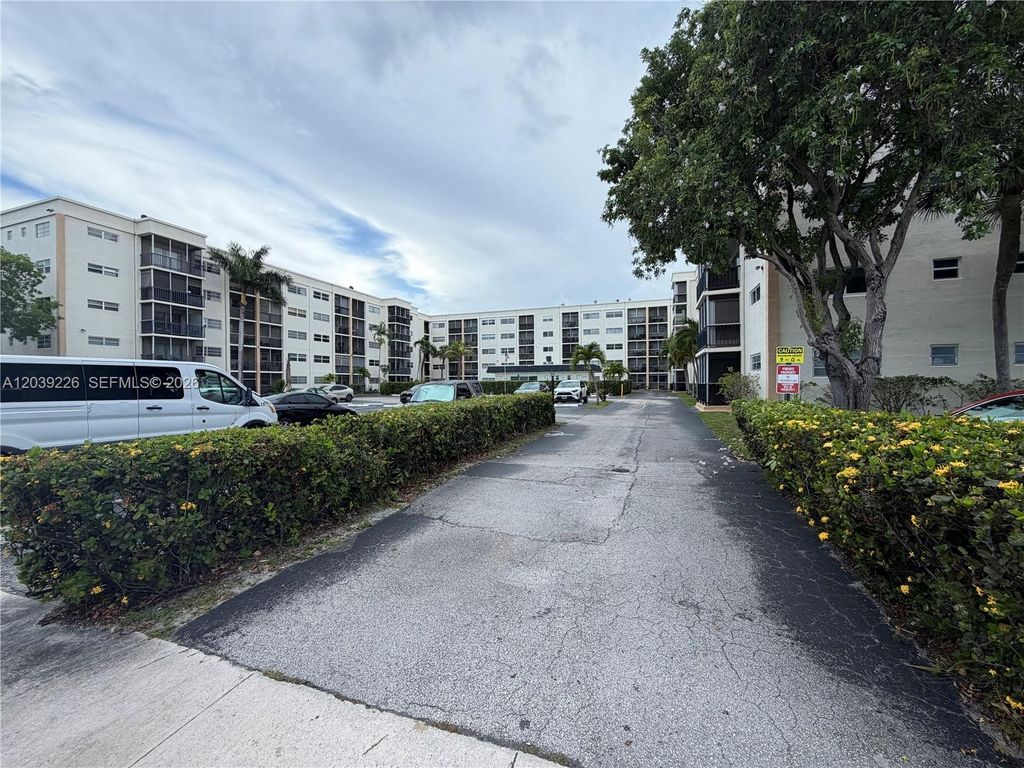 220 SW 9th Ave 402, Hallandale Beach, FL 33009