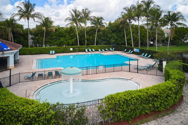 2052 Oakhurst Way, Riviera Beach, FL 33404