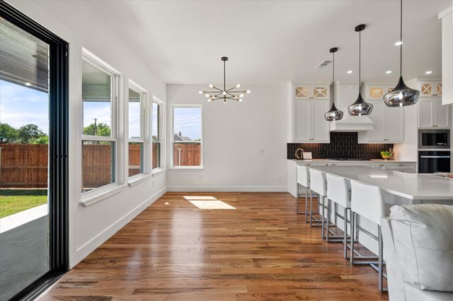 122 Yvonne Street, Red Oak, TX 75154