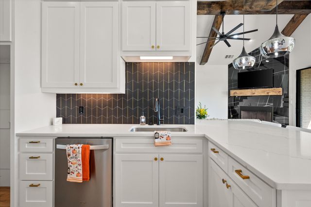 122 Yvonne Street, Red Oak, TX 75154