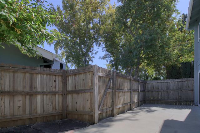 637 Knollwood Dr, Woodland, CA 95695