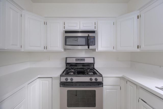 637 Knollwood Dr, Woodland, CA 95695