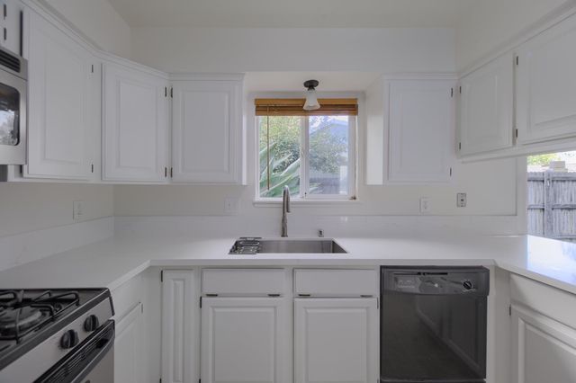 637 Knollwood Dr, Woodland, CA 95695