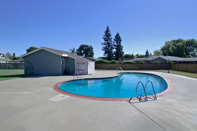 637 Knollwood Dr, Woodland, CA 95695