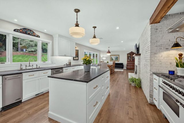 3945 Hillcrest Way, Deephaven, MN 55391
