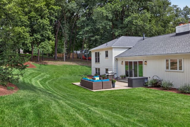 3945 Hillcrest Way, Deephaven, MN 55391