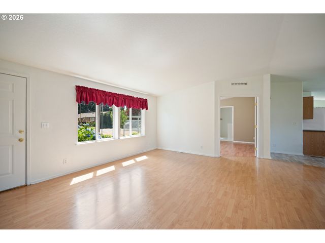 827 Ne WOODARD Ave, Castle Rock, WA 98611