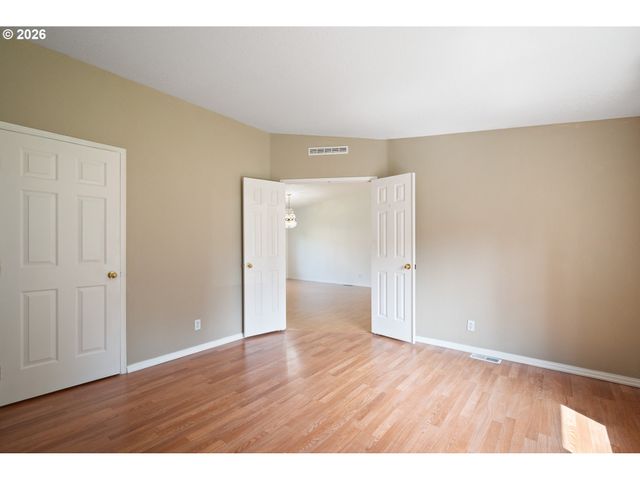 827 Ne WOODARD Ave, Castle Rock, WA 98611