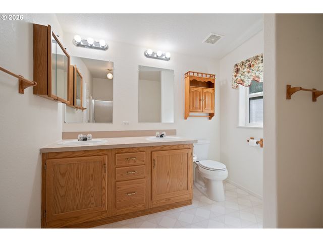 827 Ne WOODARD Ave, Castle Rock, WA 98611