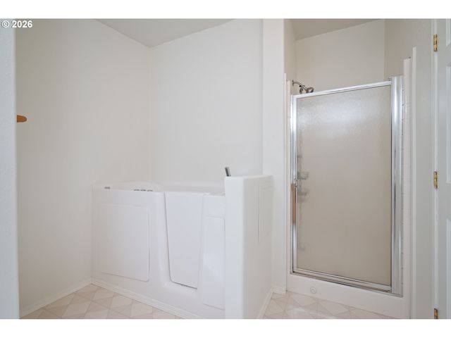827 Ne WOODARD Ave, Castle Rock, WA 98611