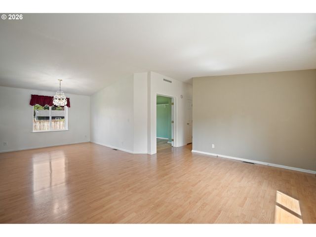 827 Ne WOODARD Ave, Castle Rock, WA 98611