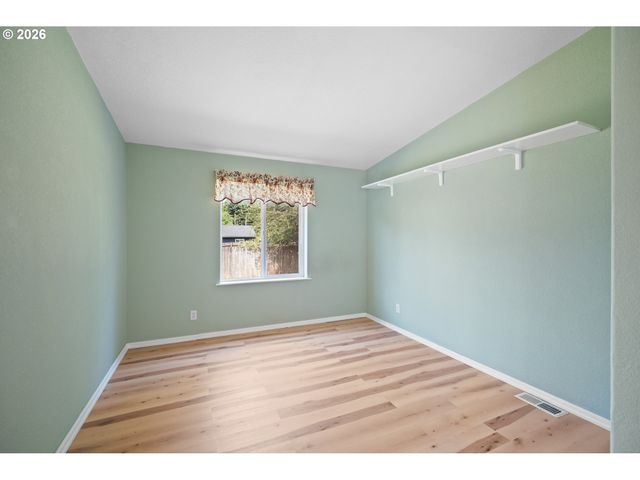 827 Ne WOODARD Ave, Castle Rock, WA 98611