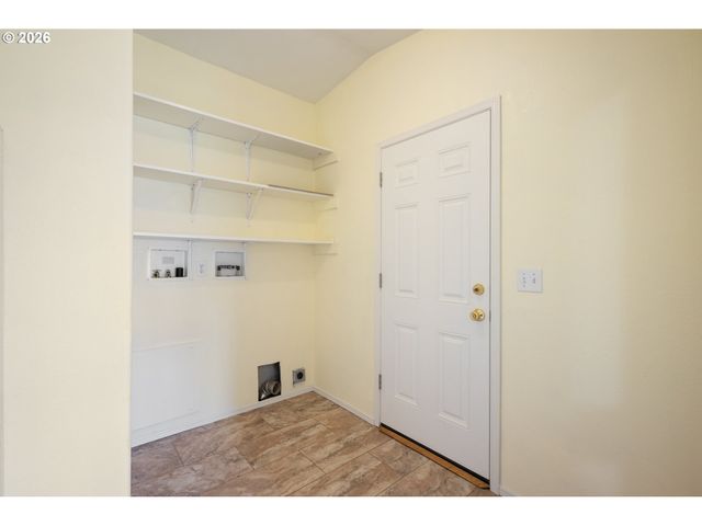 827 Ne WOODARD Ave, Castle Rock, WA 98611