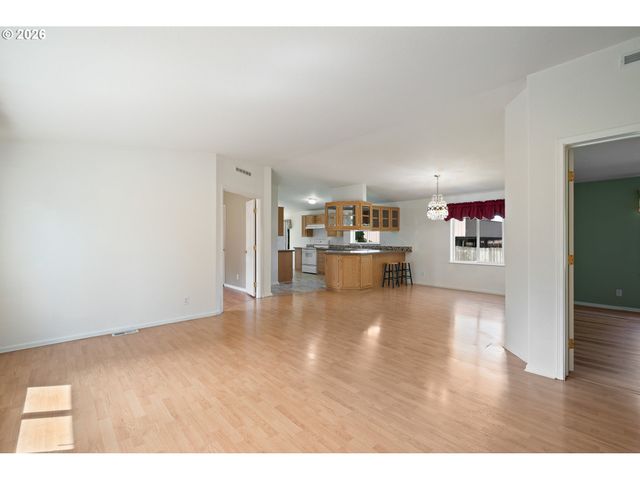 827 Ne WOODARD Ave, Castle Rock, WA 98611