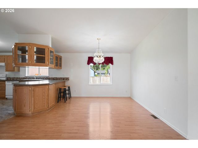 827 Ne WOODARD Ave, Castle Rock, WA 98611