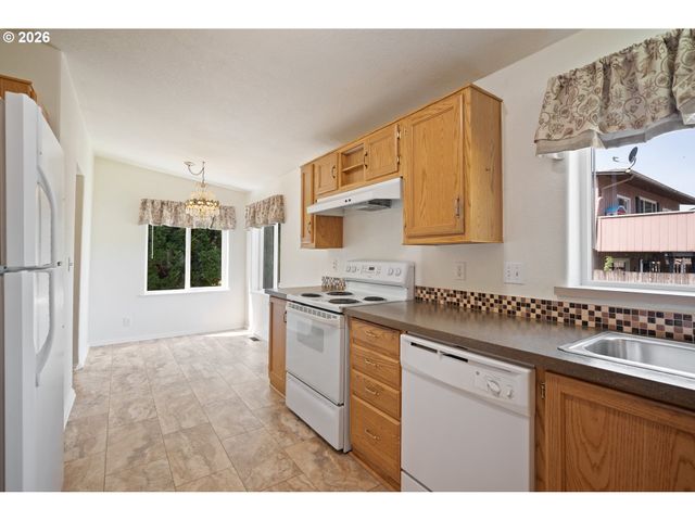 827 Ne WOODARD Ave, Castle Rock, WA 98611