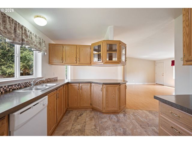 827 Ne WOODARD Ave, Castle Rock, WA 98611