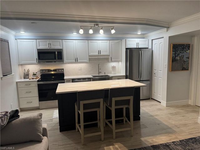 960 7th ST S # 103, Naples, FL 34102