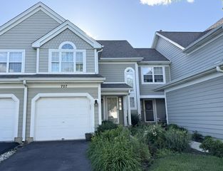 707 Kingsbridge Drive, Carol Stream, IL 60188