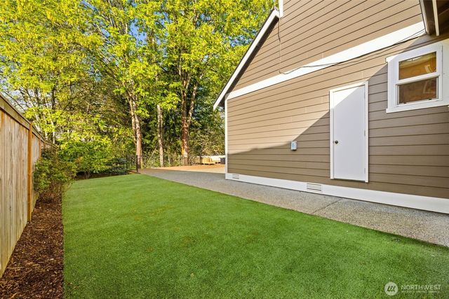 1300 N 27th Place, Renton, WA 98056