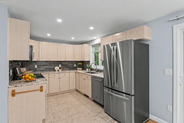 15 Elm St Apt 2, Derry, NH 03038