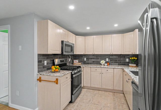 15 Elm St Apt 2, Derry, NH 03038