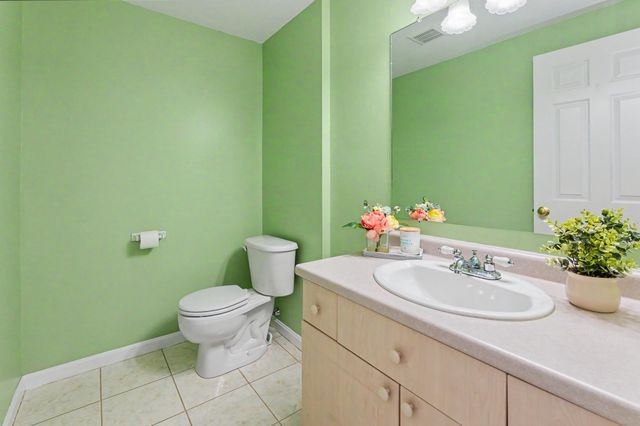 15 Elm St Apt 2, Derry, NH 03038