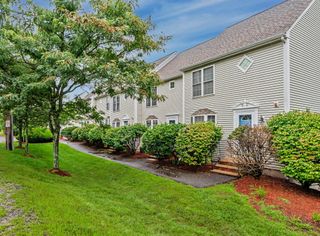 15 Elm St Apt 2, Derry, NH 03038