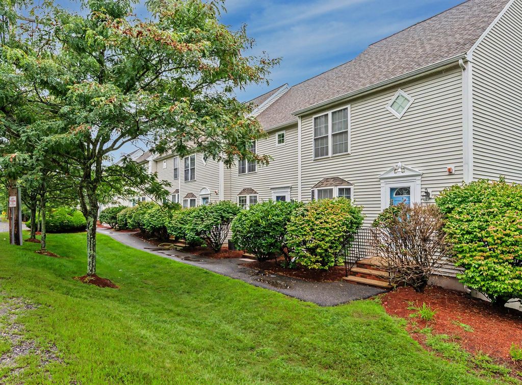 15 Elm St Apt 2, Derry, NH 03038