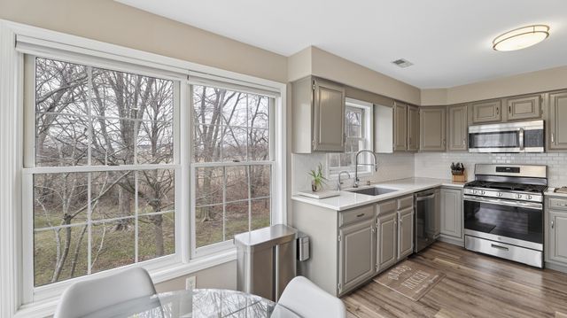 544 Bradbury Lane 544, Geneva, IL 60134