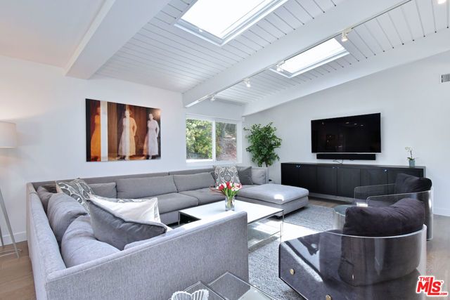 13413 Bayliss Road, Los Angeles, CA 90049