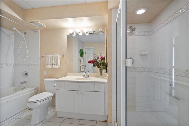 3850 W Bryn Mawr Avenue 310, Chicago, IL 60659